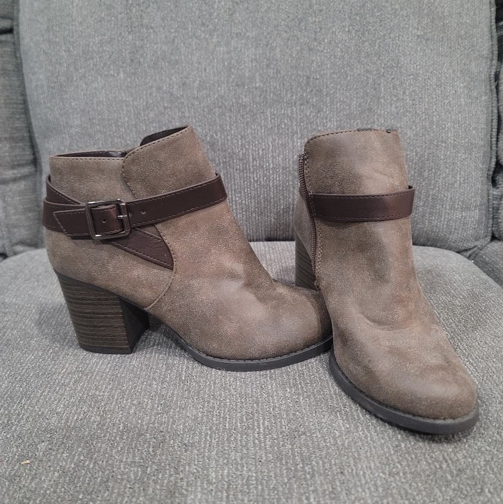 Not sure brand but says kylie on bottom.